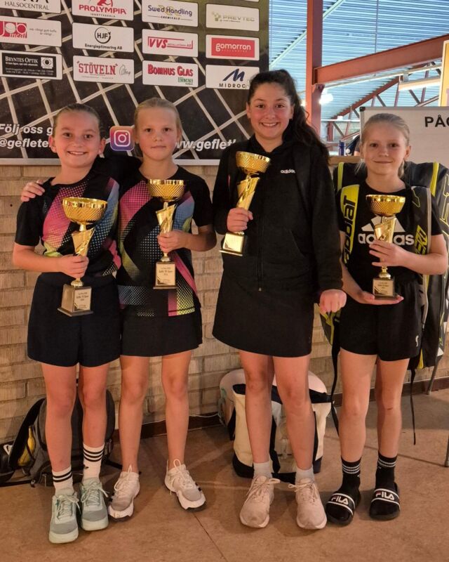 Dubbelklasserna avgjordes som vanligt under fredagskvällen, där GTK skördade hem ännu fler pokaler! 🎾

🥇 Hollie/Ester FD10
🥇 Signe/Tilde FD14
🥇 Isak/Jonas HD
🥈 Isabella/Leia FD10

Stort grattis alla 👏🏽💪🏽

#GefleTK