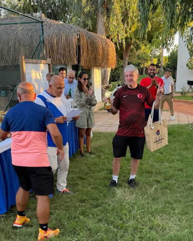 Mikael Skoglund har under veckan varit i Antalya och spelat en ITF Masters Tour 100 tävling där han i stor stil vinner hela singelklassen M60 💪🏽👏🏽 
I dubbelklassen tog han och Ove Eriksson sig till semifinal i M55 där de tyvärr fick se sig besegrade i avgörande matchtiebreak. 

Grattis säger vi till båda 👏🏽 

#GefleTK