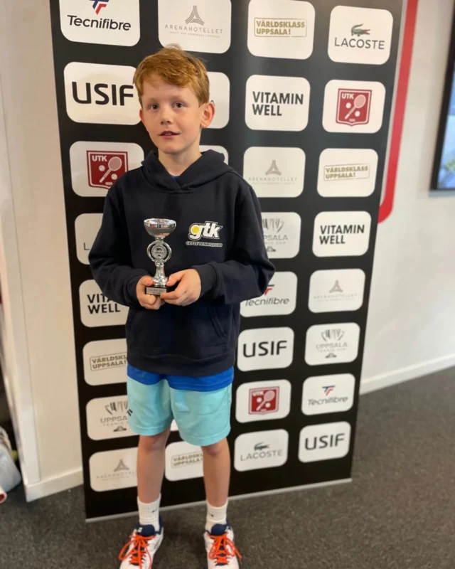 Uppsala Tennis Cup är också färdigspelad där vi haft ett gäng spelare med. Hjalmar visar upp fin utveckling och tar sig hela vägen till en fin 3e plats i PS10B och Elias likaså i både singel och dubbel och han tar med sig en fin 2a plats i PD16 tillsammans med Tom från @sundsvallstennisklubb 💪🏽👏🏽 

#GefleTK